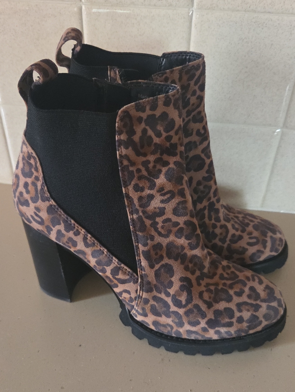 Gibson & Latimer Lug Sole Chelsea Leather Booties Size 8.5 Leopard Print